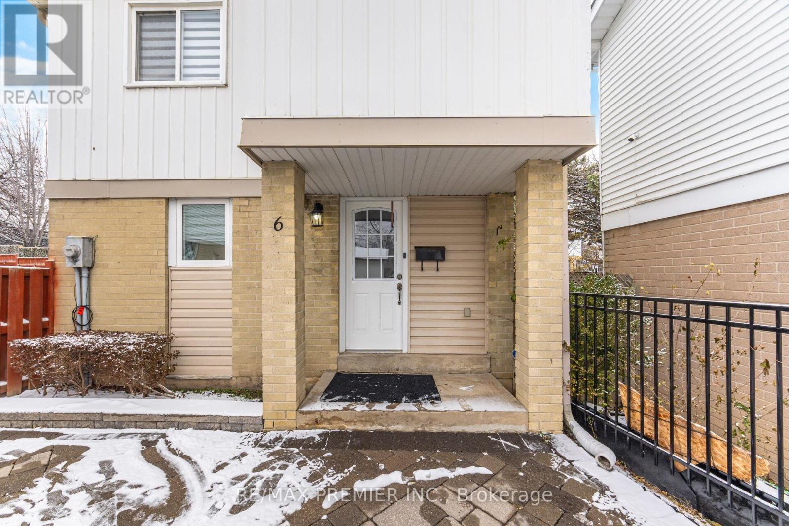 6 Holloway Court, Brampton, Ontario  L6S 1R3 - Photo 4 - W12614498
