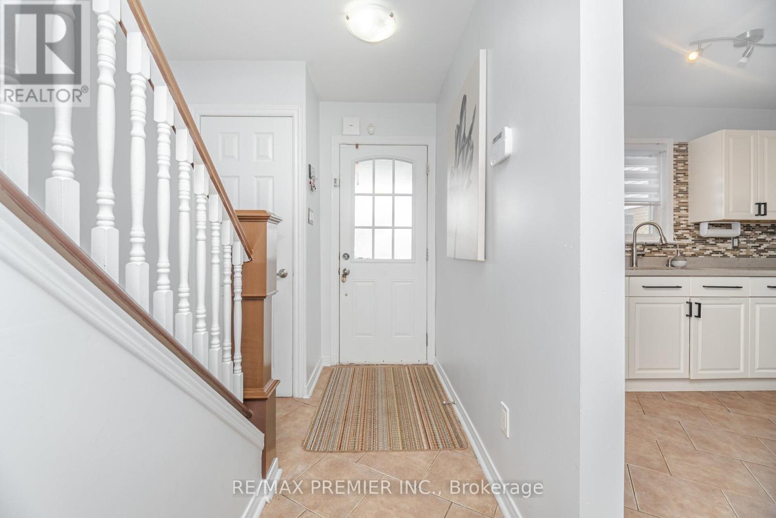 6 Holloway Court, Brampton, Ontario  L6S 1R3 - Photo 6 - W12614498