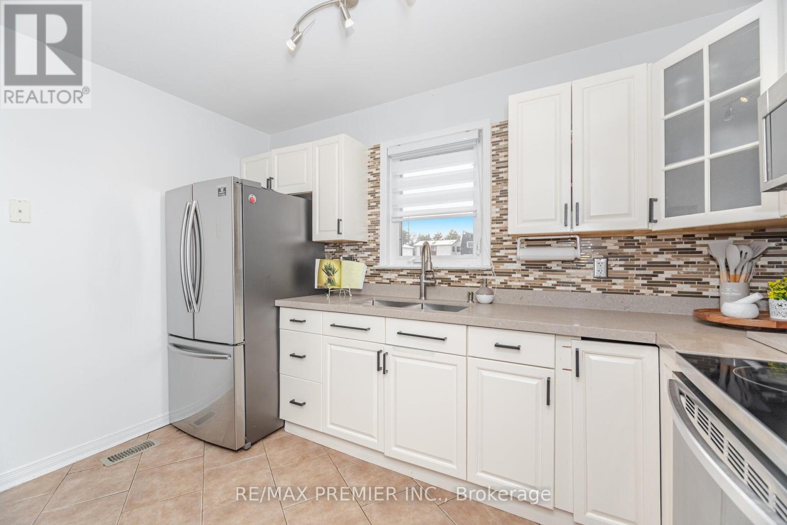 6 Holloway Court, Brampton, Ontario  L6S 1R3 - Photo 7 - W12614498