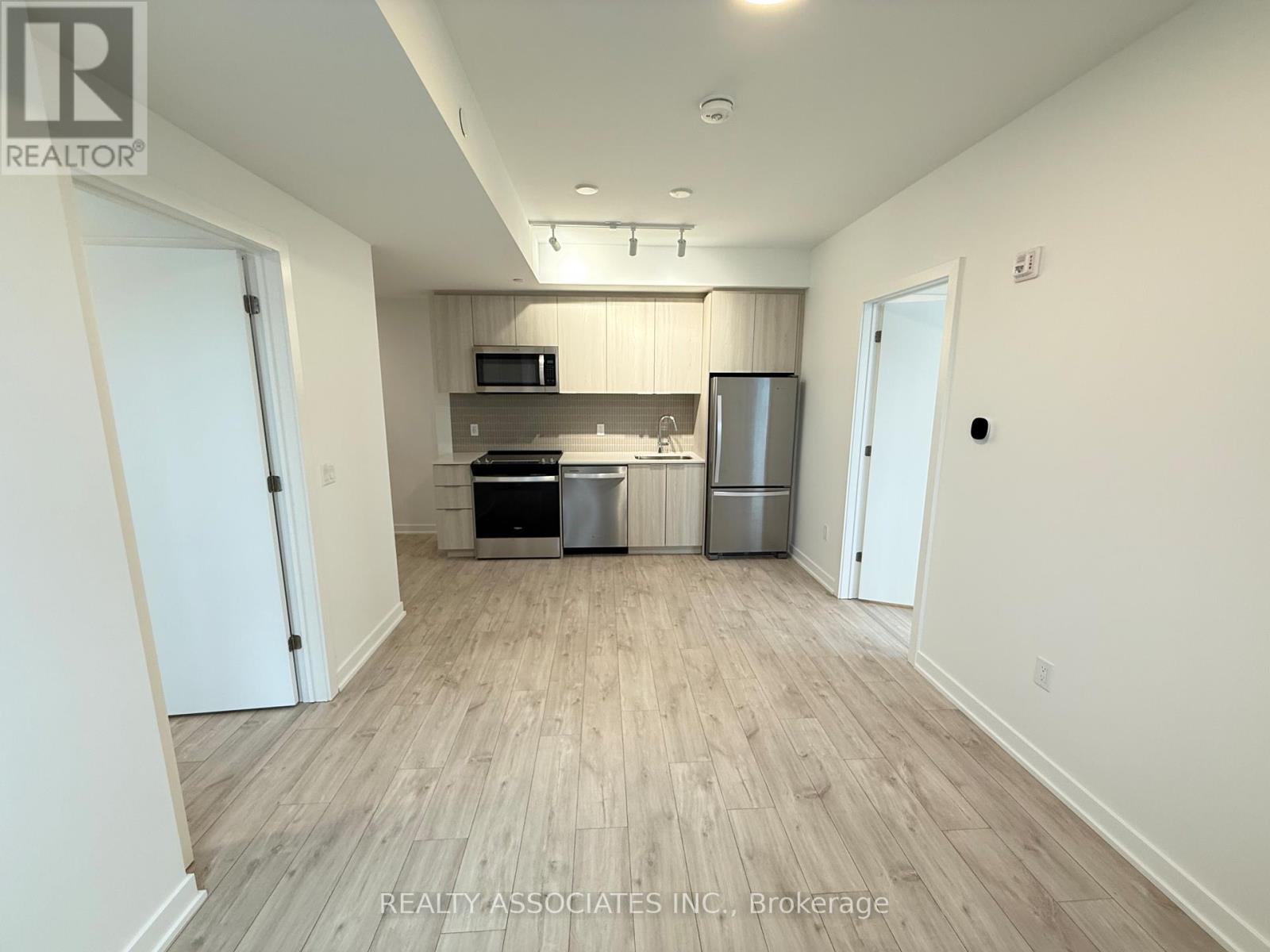 203 - 720 Whitlock Avenue, Milton, Ontario L9E 2B5 - Photo 2 - W12614542