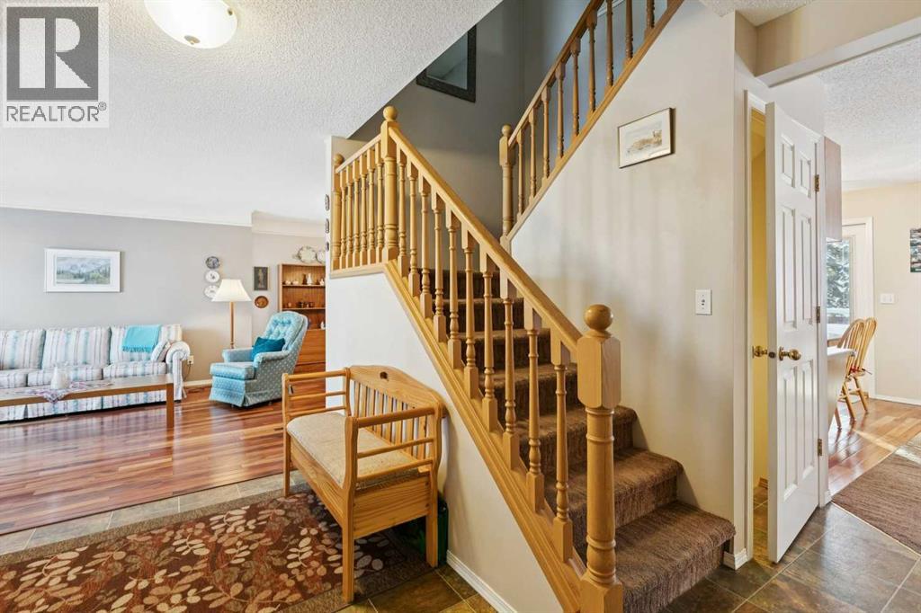 132 Straddock Crescent Sw, Calgary, Alberta  T3H 2S7 - Photo 9 - A2274116