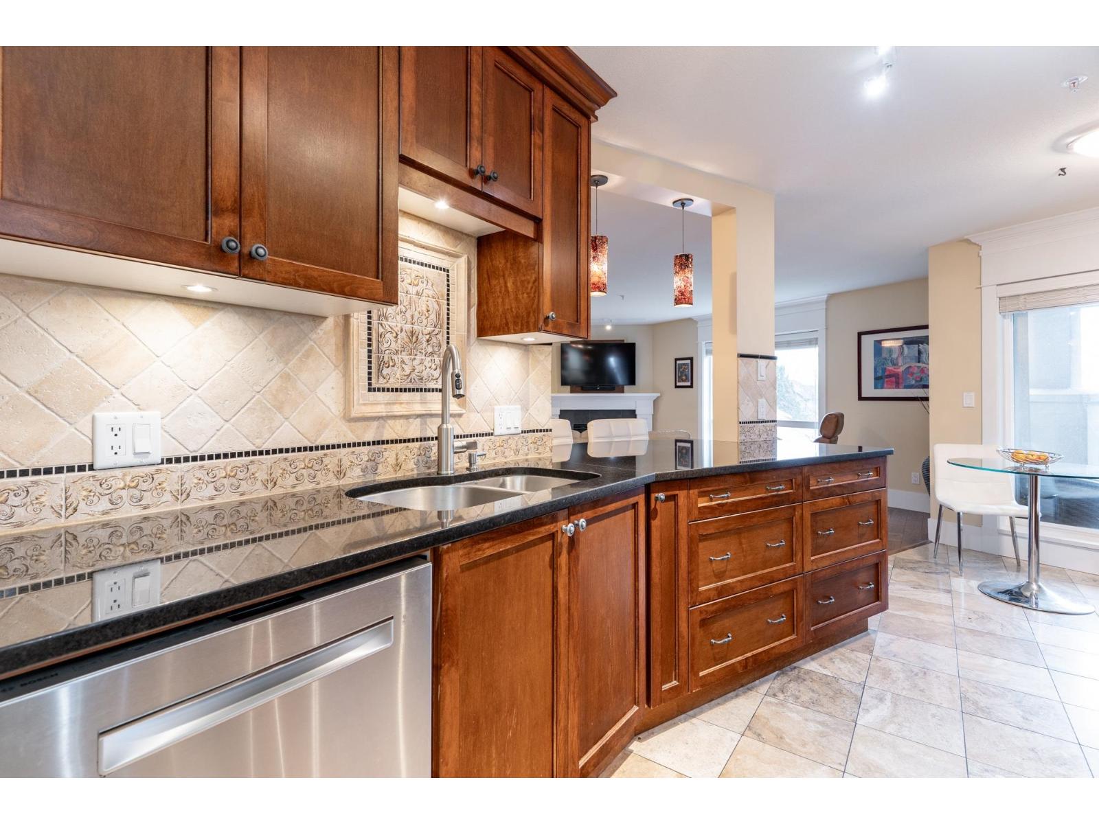 305 15150 29a Avenue, Surrey, British Columbia  V4P 3B1 - Photo 1 - R3069484