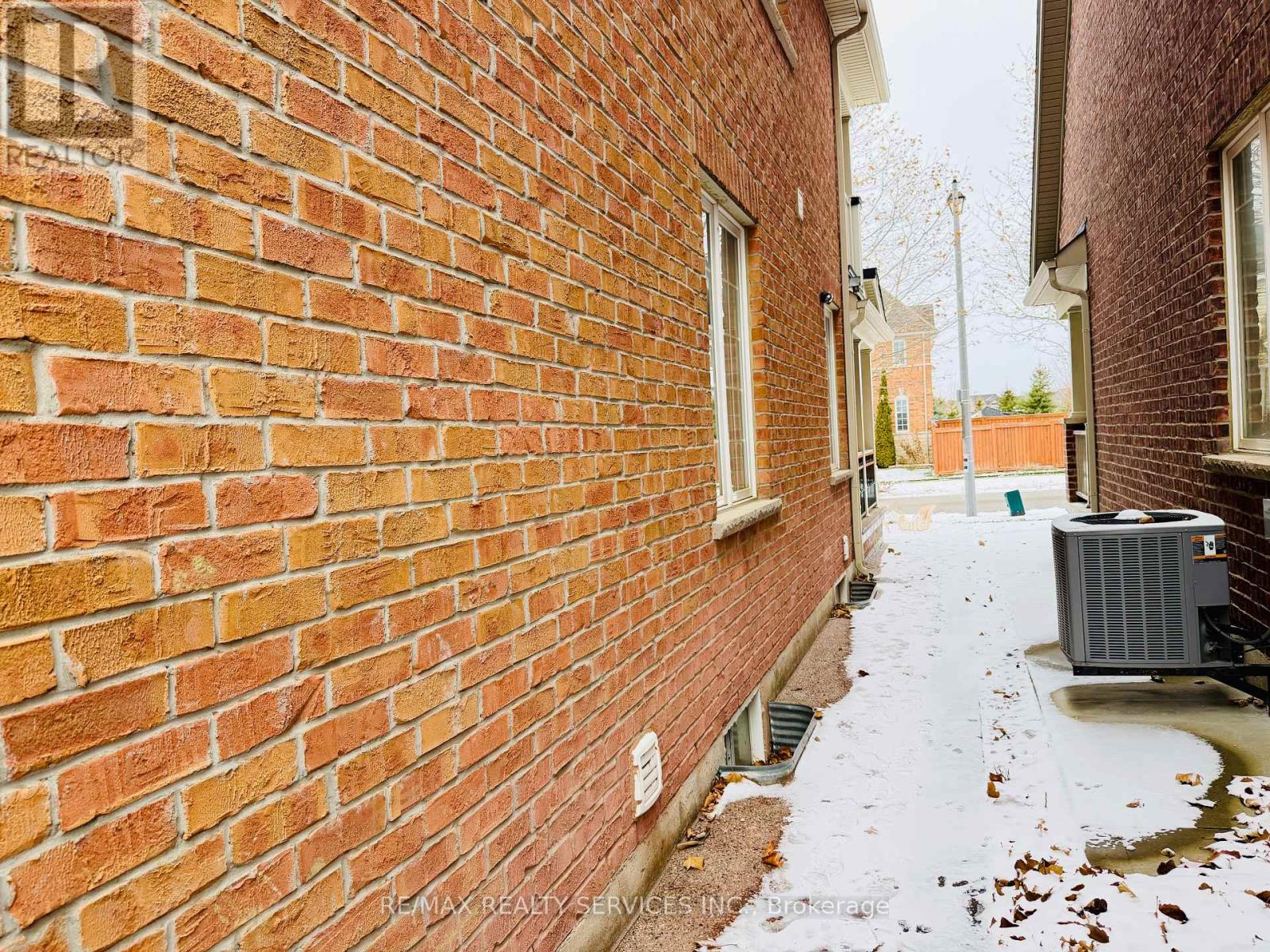 67 Larson Peak Road, Caledon, Ontario L7C 3P2 - Photo 3 - W12614534