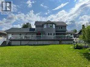 302 8 Avenue, Fox Creek, Alberta  T0H 1P0 - Photo 2 - A2238886