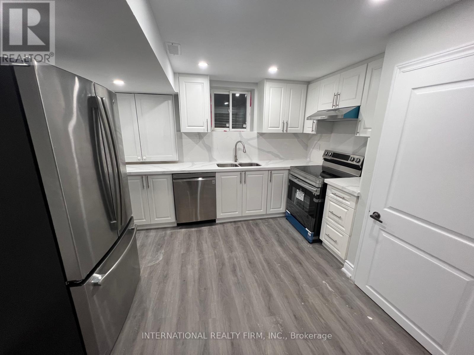 <div class="slider-price">$1,750 Monthly</div><p>40 Cotswold Court, Halton Hills, Ontario</p>