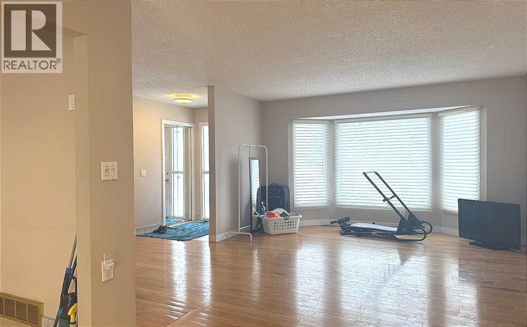 6111 26 Avenue Ne, Calgary, Alberta  T1Y 3T9 - Photo 6 - A2272515