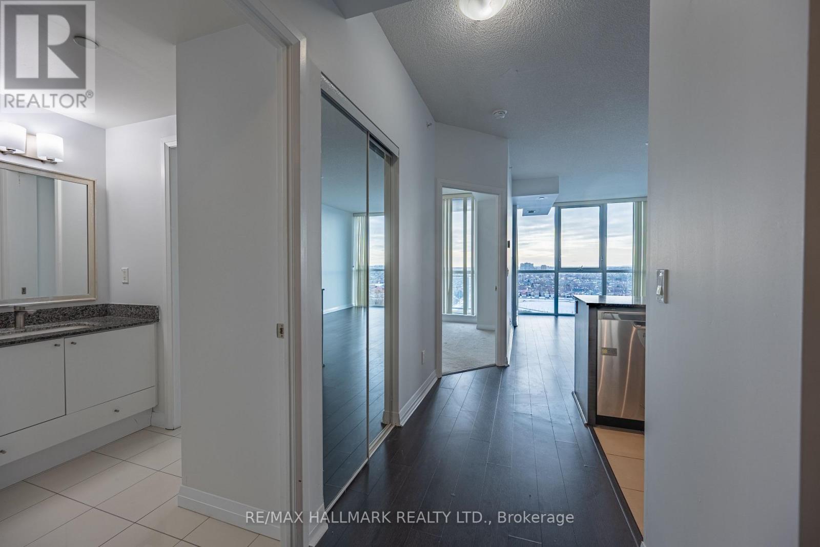 1305 - 75 Eglinton Avenue W, Mississauga, Ontario L5R 0E5 - Photo 8 - W12614602