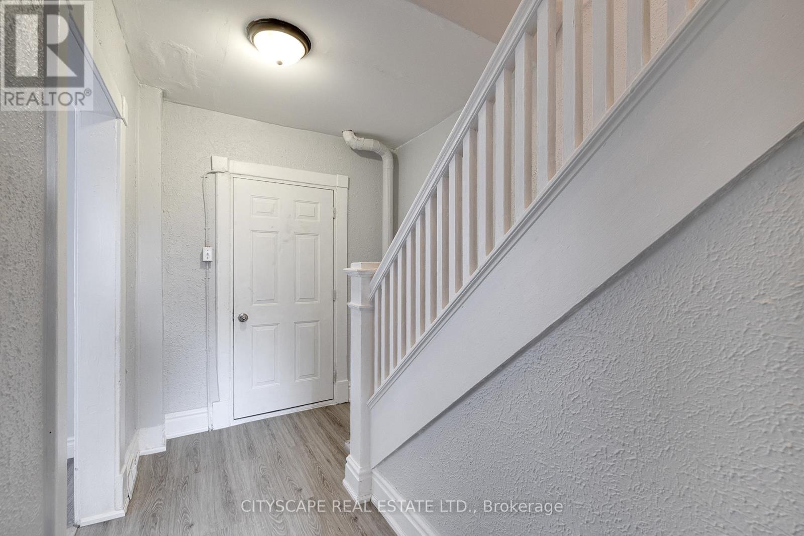 B - 61 Eby Street S, Kitchener, Ontario N2G 3K9 - Photo 4 - X12614616