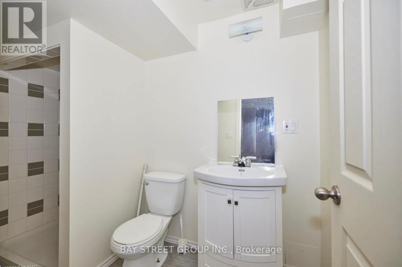 15 Kenmar Court, St. Catharines, Ontario L2P 0B2 - Photo 15 - X12614632