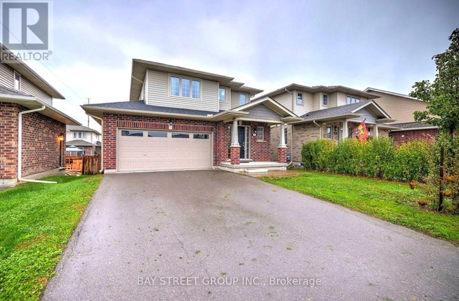 15 Kenmar Court, St. Catharines, Ontario L2P 0B2 - Photo 2 - X12614632