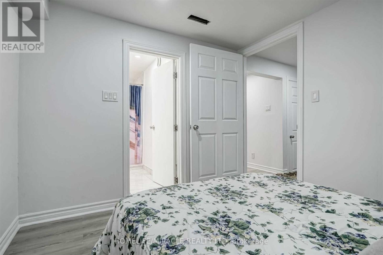 33 Mosque Crescent, Toronto, Ontario M9V 4J1 - Photo 19 - W12614658