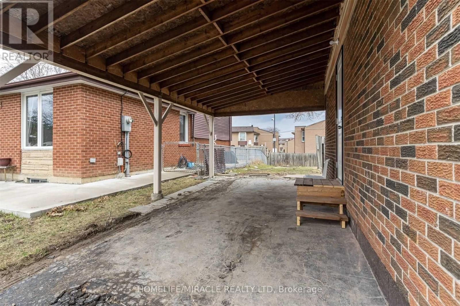 33 Mosque Crescent, Toronto, Ontario M9V 4J1 - Photo 21 - W12614658