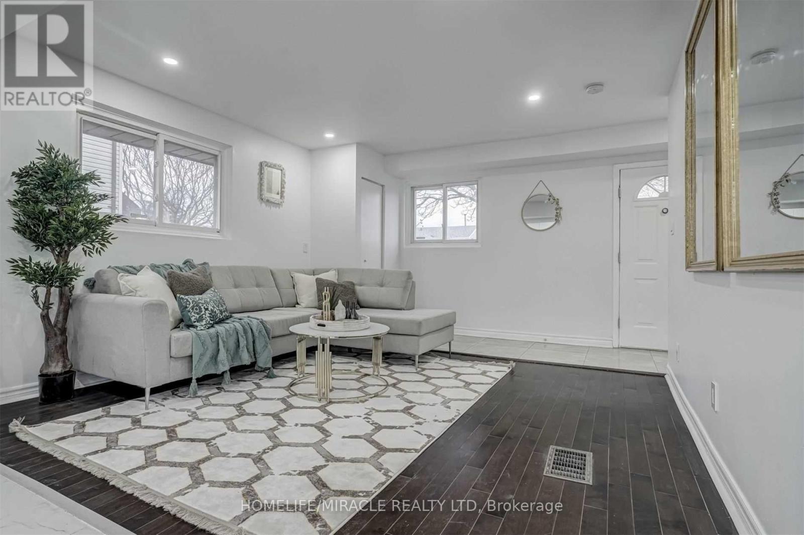 33 Mosque Crescent, Toronto, Ontario M9V 4J1 - Photo 3 - W12614658