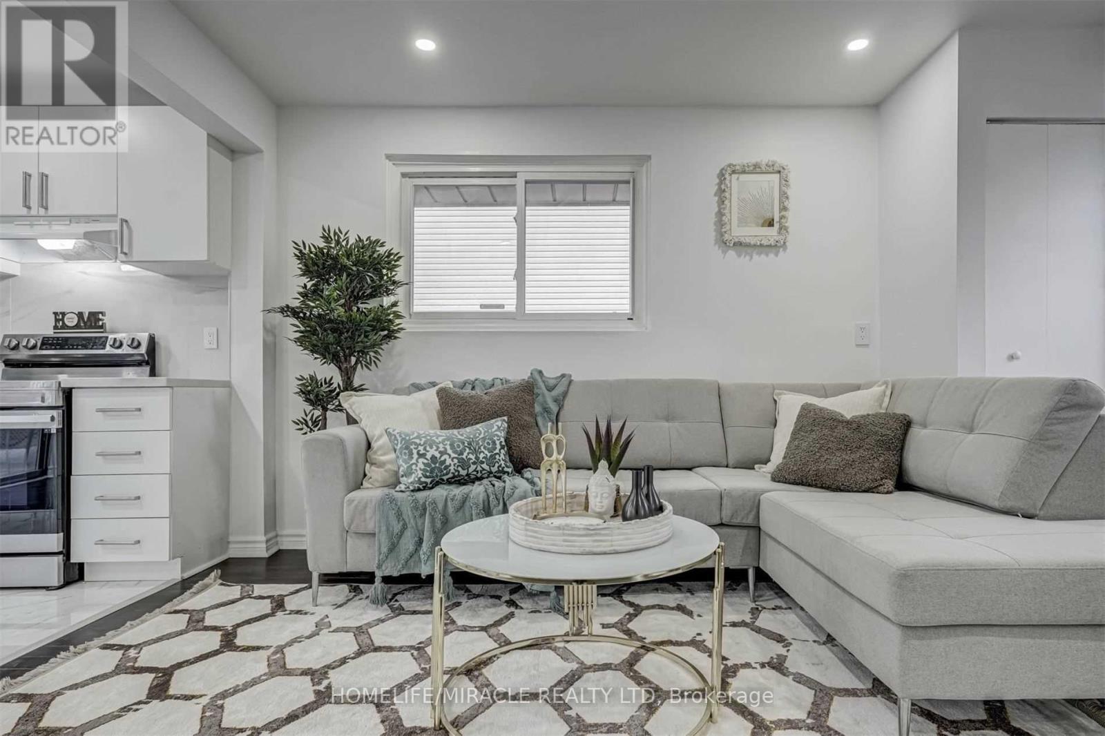 33 Mosque Crescent, Toronto, Ontario M9V 4J1 - Photo 4 - W12614658