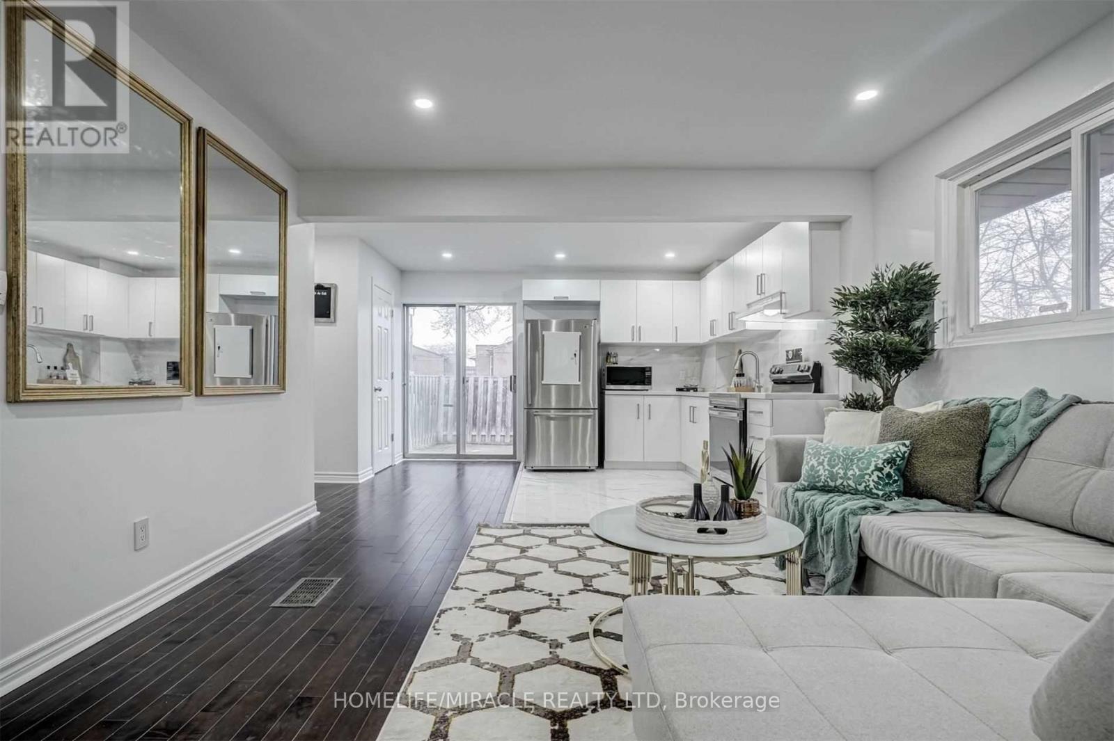 33 Mosque Crescent, Toronto, Ontario M9V 4J1 - Photo 5 - W12614658