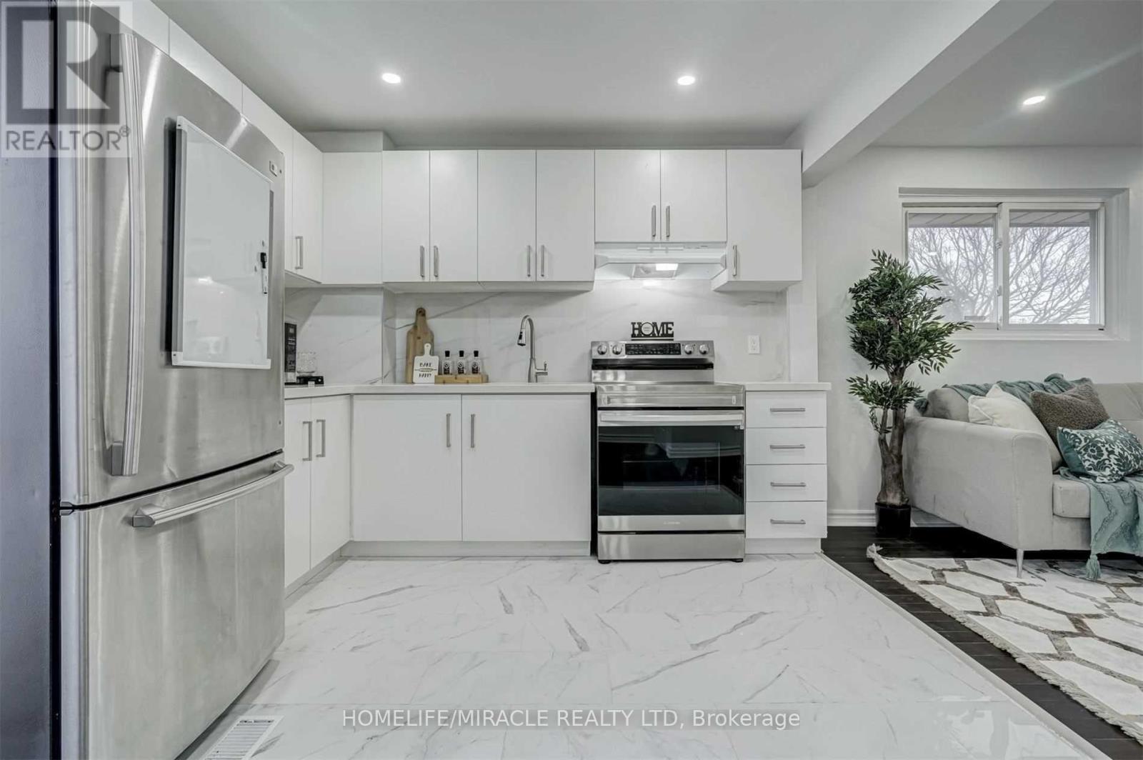 33 Mosque Crescent, Toronto, Ontario M9V 4J1 - Photo 8 - W12614658