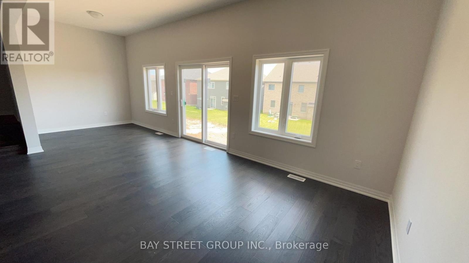 Upper - 75 Hillcrest Road, Port Colborne, Ontario L3K 6E4 - Photo 4 - X12614694