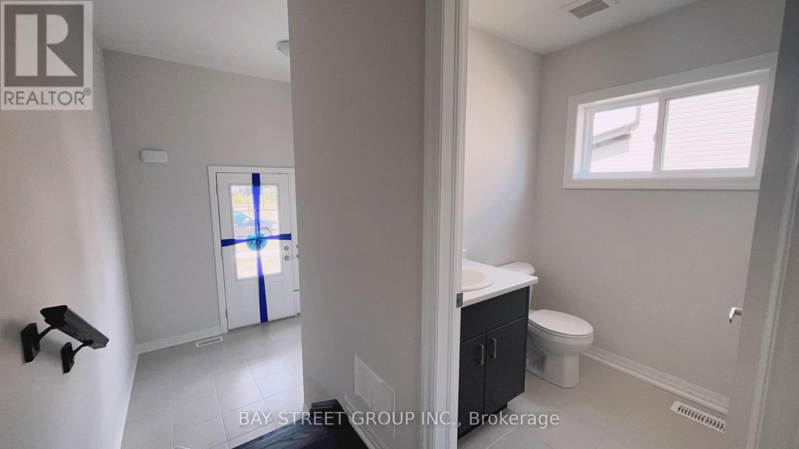 Upper - 75 Hillcrest Road, Port Colborne, Ontario L3K 6E4 - Photo 5 - X12614694