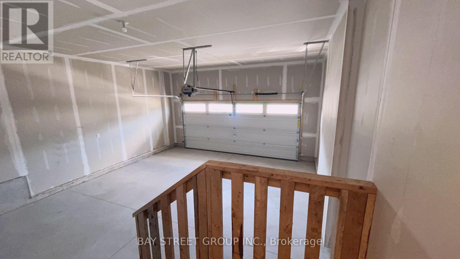 Upper - 75 Hillcrest Road, Port Colborne, Ontario L3K 6E4 - Photo 7 - X12614694