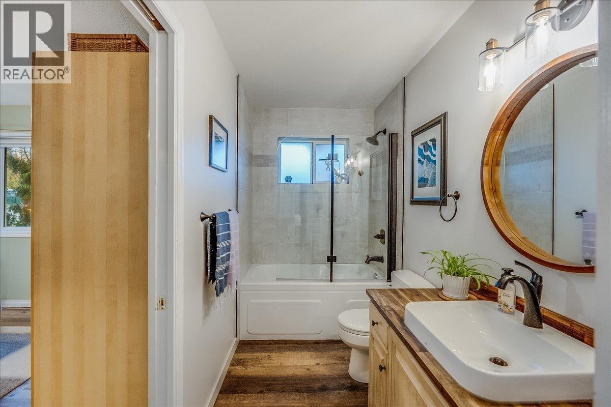 2301 10th Avenue, Castlegar, British Columbia  V1N 3A1 - Photo 22 - 10369620