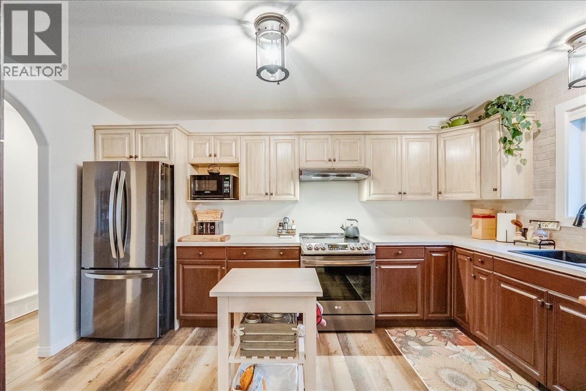 2301 10th Avenue, Castlegar, British Columbia  V1N 3A1 - Photo 18 - 10369620