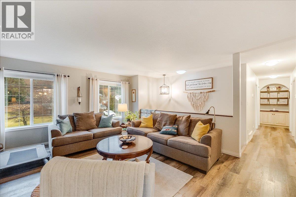 2301 10th Avenue, Castlegar, British Columbia  V1N 3A1 - Photo 12 - 10369620