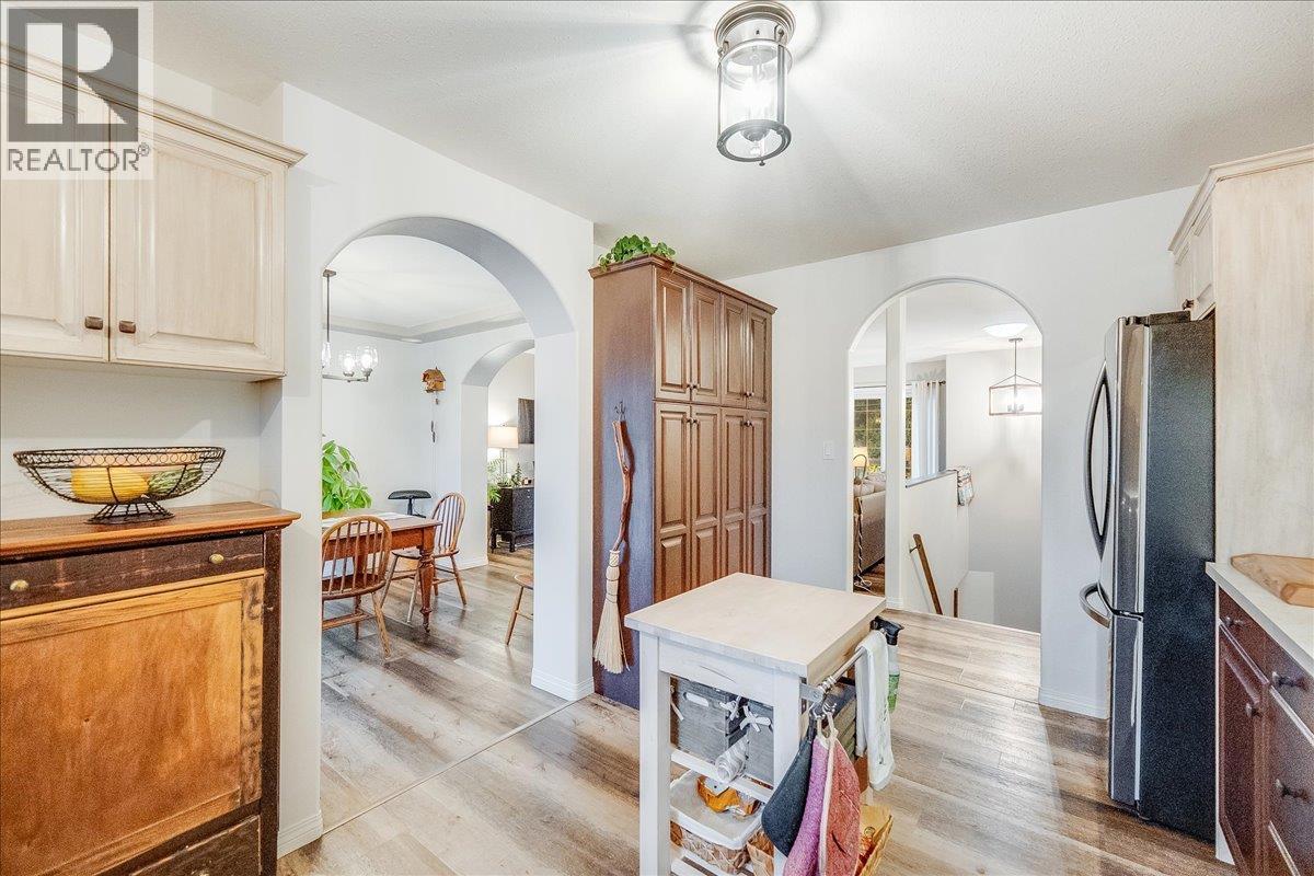 2301 10th Avenue, Castlegar, British Columbia  V1N 3A1 - Photo 36 - 10369620