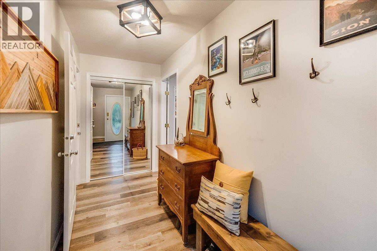 2301 10th Avenue, Castlegar, British Columbia  V1N 3A1 - Photo 45 - 10369620