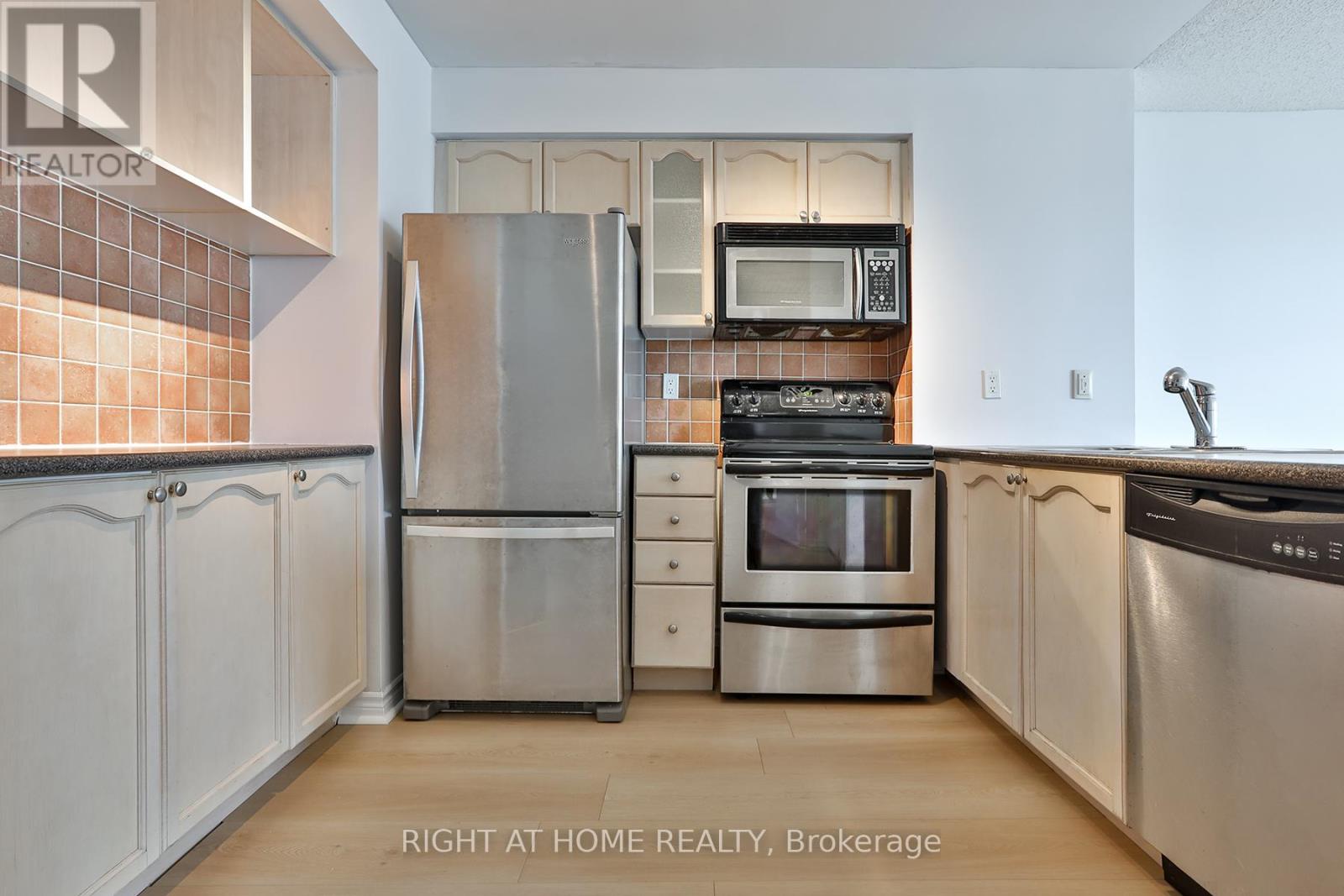 712 - 410 Queens Quay W, Toronto, Ontario  M5V 3T1 - Photo 2 - C12614680