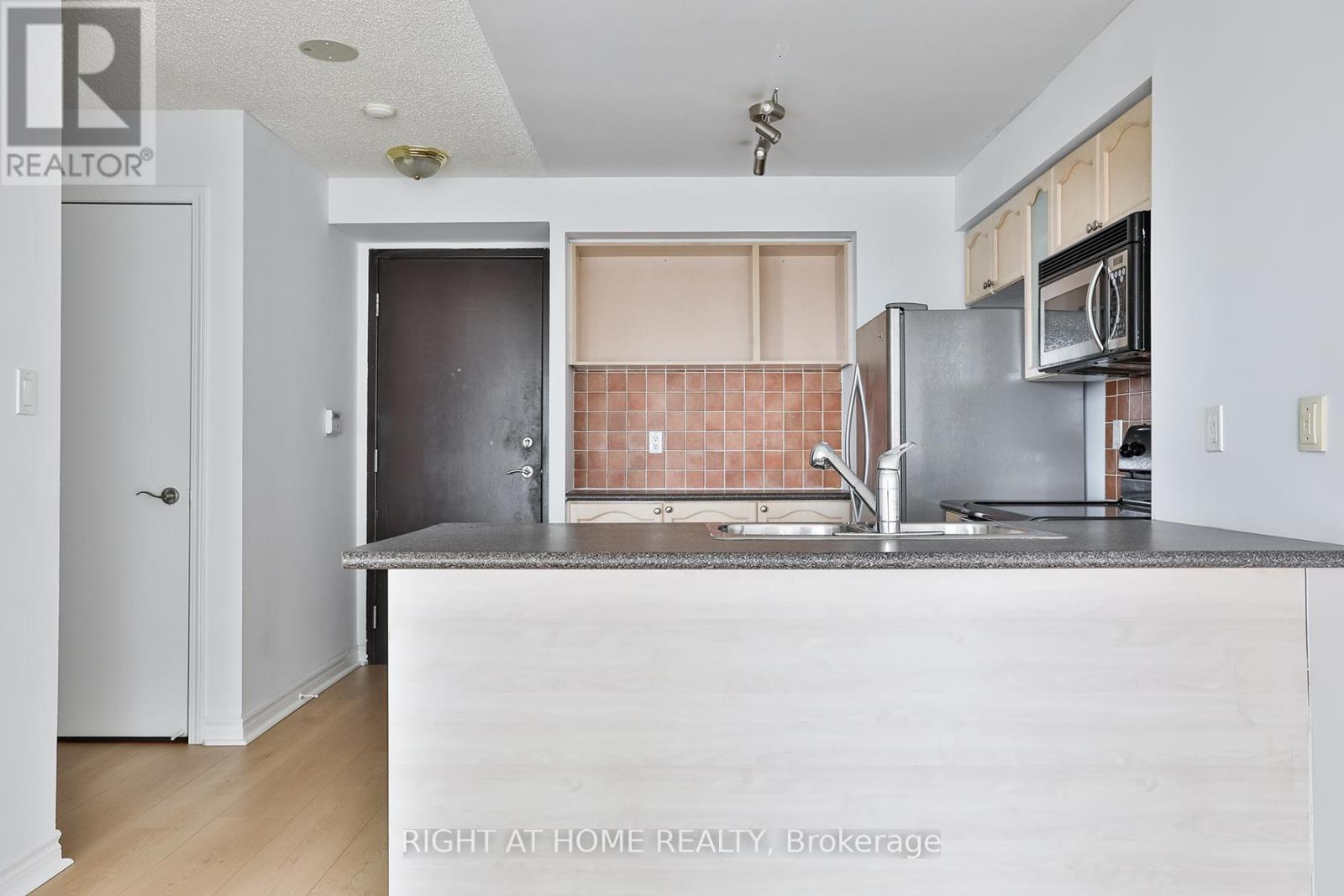 712 - 410 Queens Quay W, Toronto, Ontario  M5V 3T1 - Photo 3 - C12614680