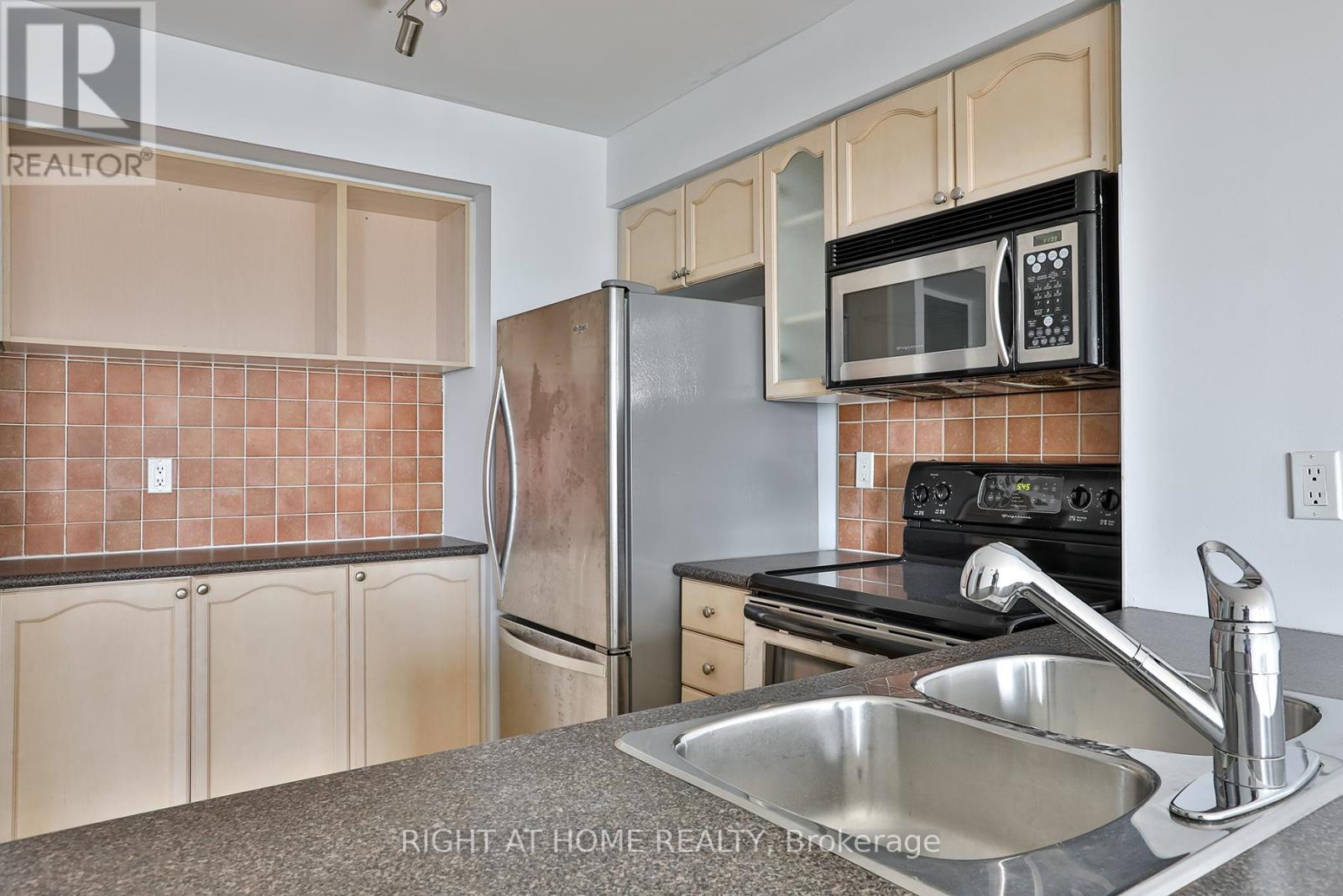 712 - 410 Queens Quay W, Toronto, Ontario  M5V 3T1 - Photo 4 - C12614680