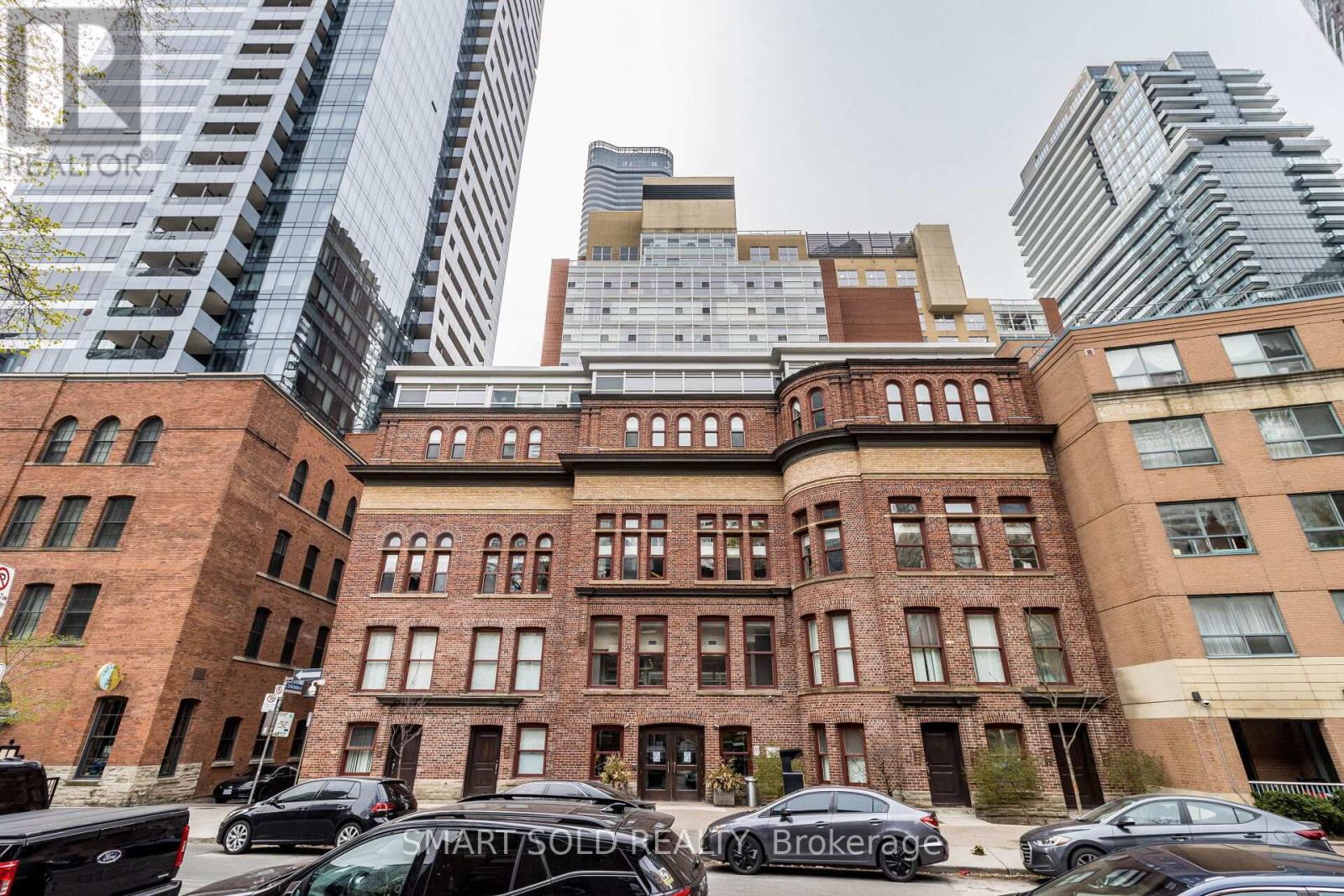 <div class="slider-price">$799,000</div><p>1612 - 11 St Joseph Street, Toronto, Ontario</p>