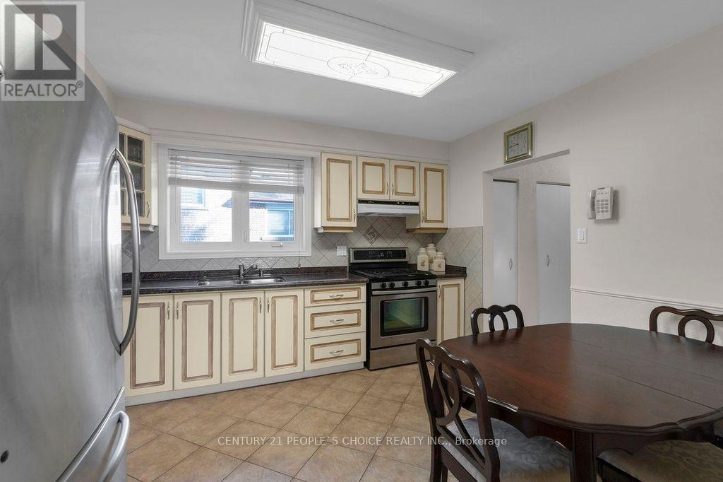 90 Goldsboro Road, Toronto, Ontario  M9L 1A8 - Photo 14 - W12614684