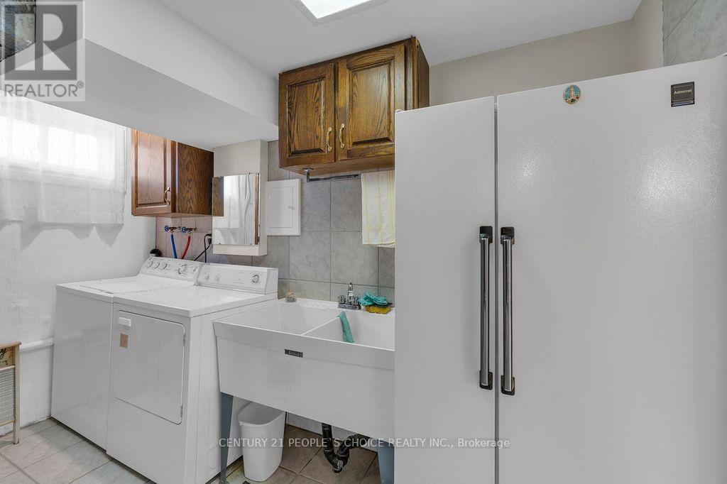 90 Goldsboro Road, Toronto, Ontario  M9L 1A8 - Photo 34 - W12614684