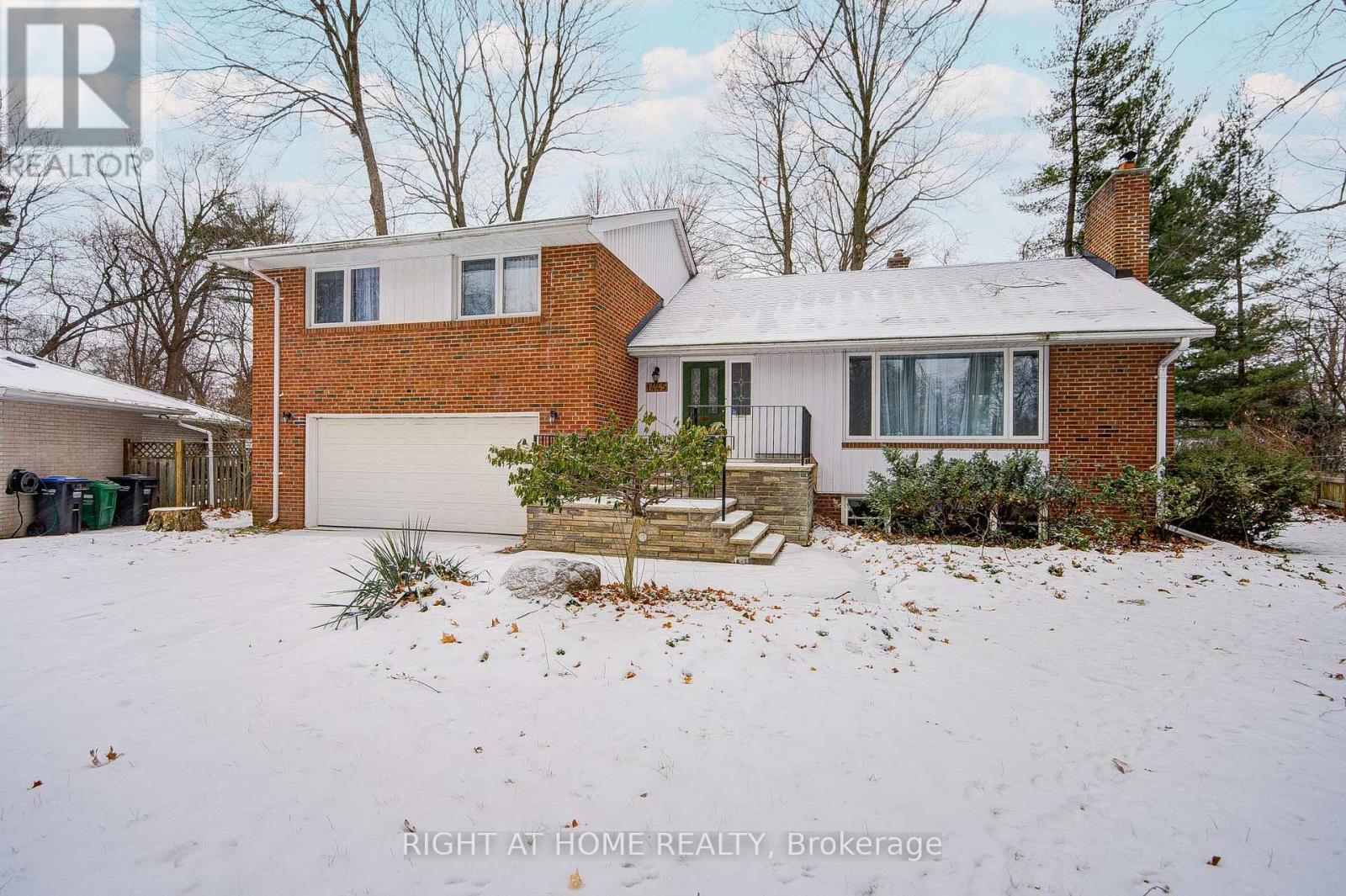 1445 Ryan Place, Mississauga, Ontario L5C 1J7 - Photo 2 - W12614722