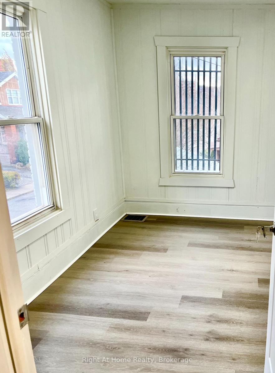 Upper - 275 Main Street W, Hamilton (Kirkendall), Ontario  L8P 1J7 - Photo 4 - X12614774