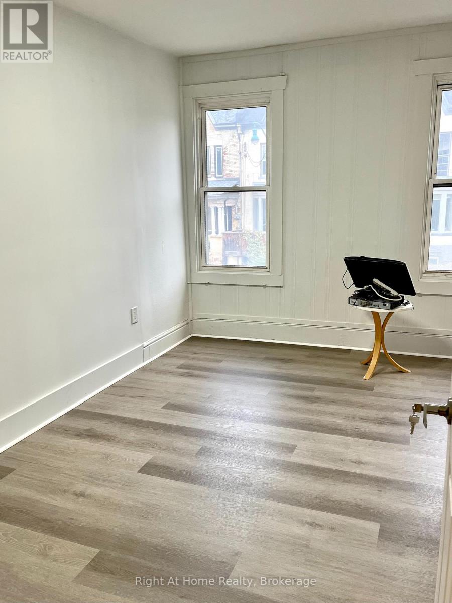 Upper - 275 Main Street W, Hamilton (Kirkendall), Ontario  L8P 1J7 - Photo 5 - X12614774