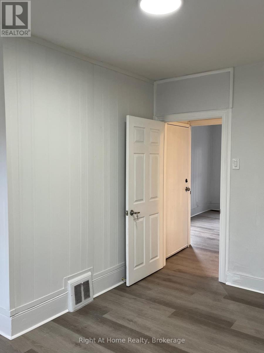 Upper - 275 Main Street W, Hamilton (Kirkendall), Ontario  L8P 1J7 - Photo 6 - X12614774