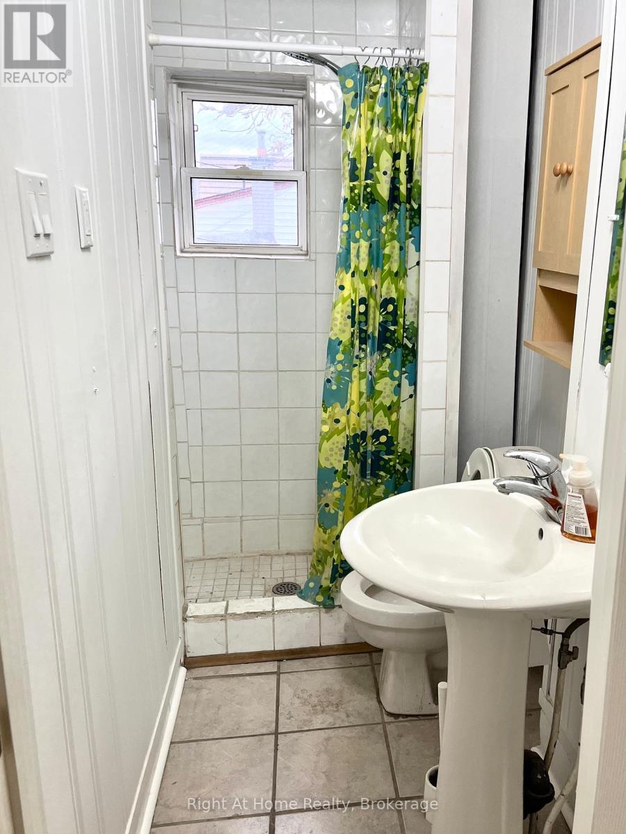 Upper - 275 Main Street W, Hamilton (Kirkendall), Ontario  L8P 1J7 - Photo 8 - X12614774