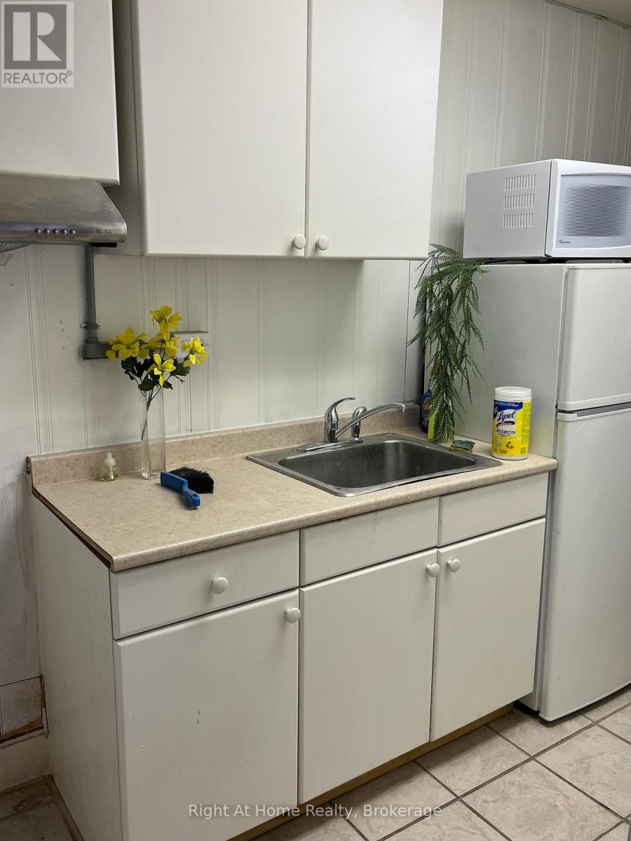 Upper - 275 Main Street W, Hamilton (Kirkendall), Ontario  L8P 1J7 - Photo 9 - X12614774