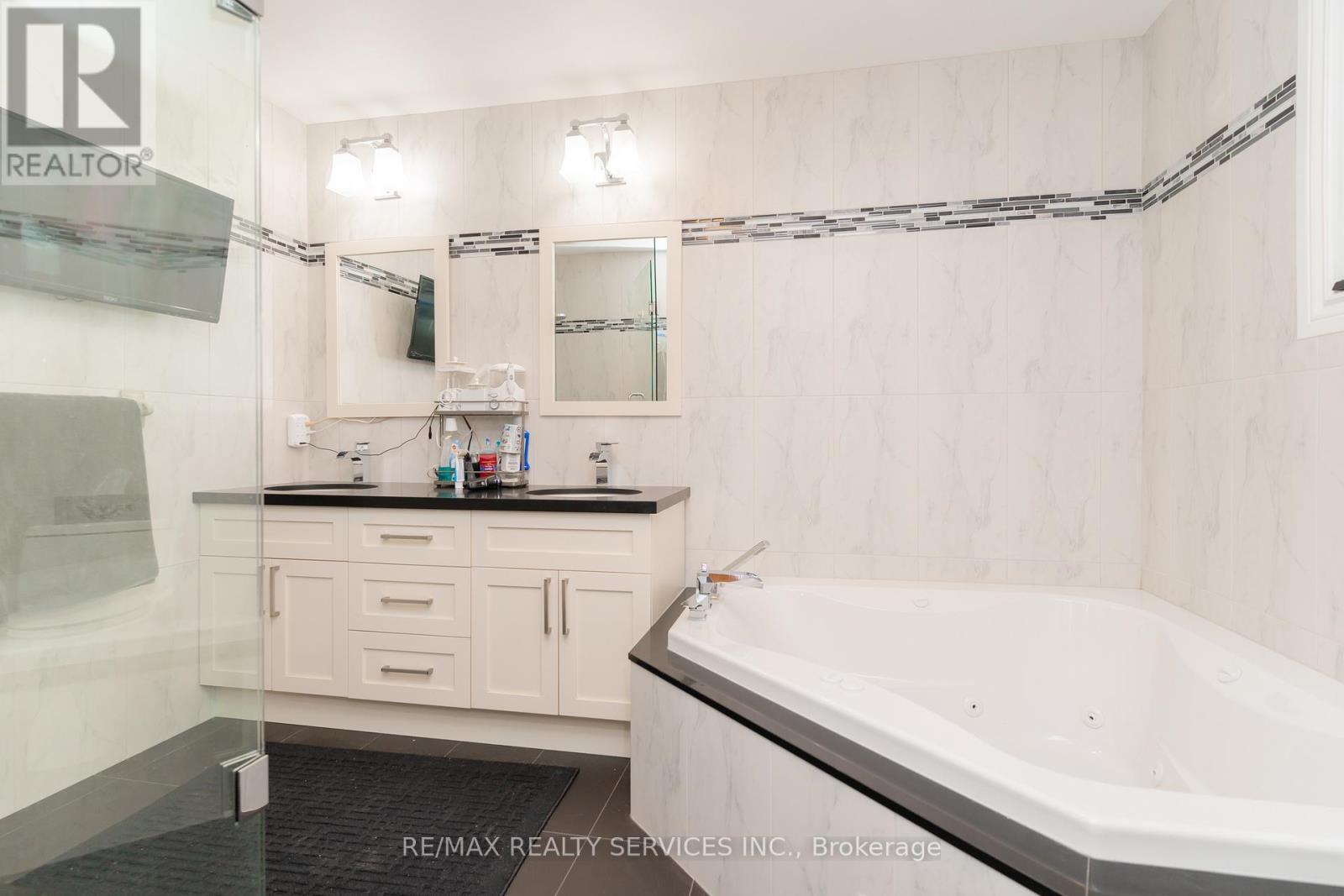 6 Ruth Avenue, Brampton, Ontario  L6Z 3X4 - Photo 28 - W12266964