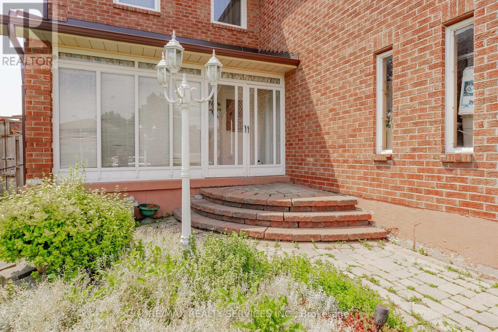 6 Ruth Avenue, Brampton, Ontario  L6Z 3X4 - Photo 4 - W12266964