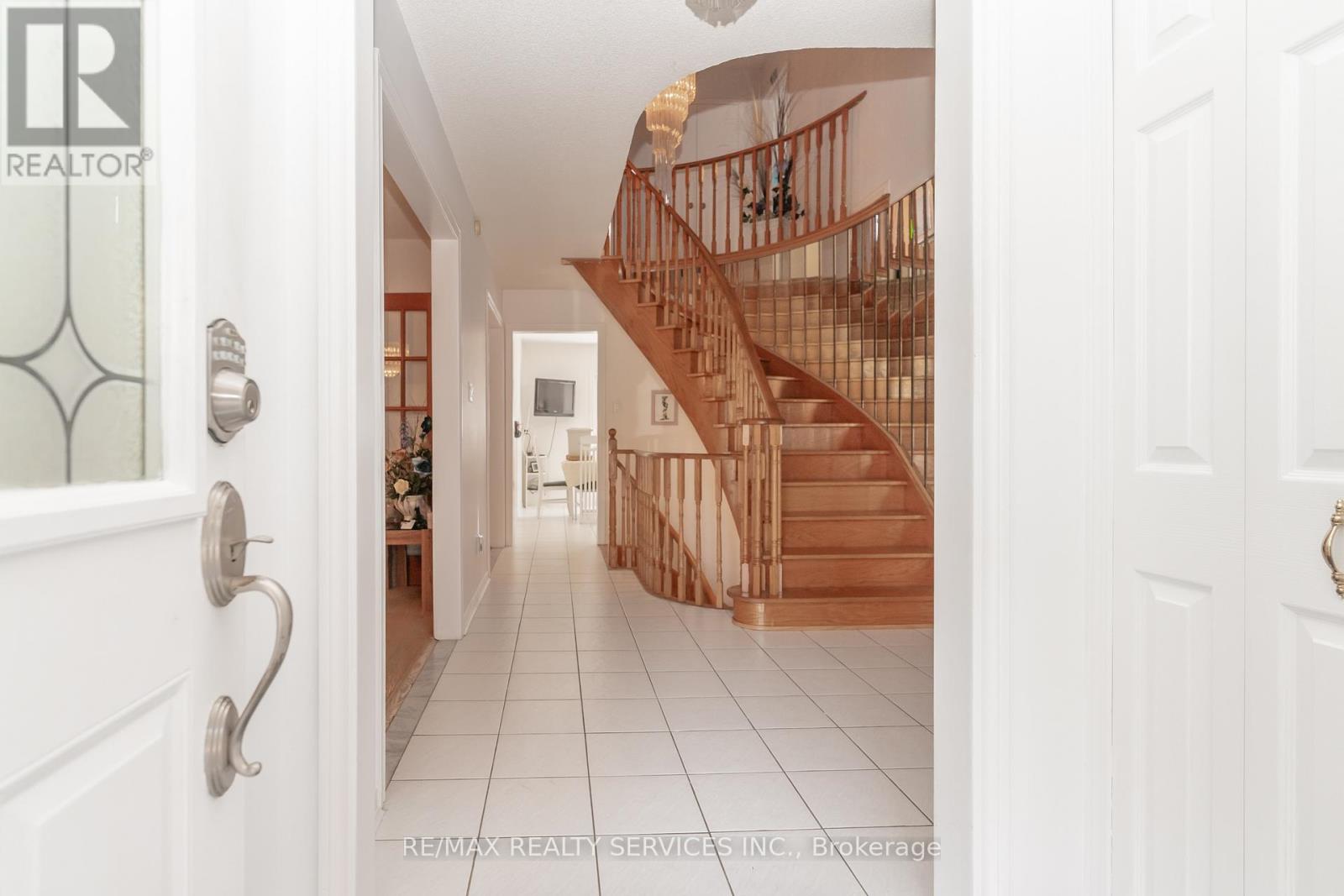 6 Ruth Avenue, Brampton, Ontario  L6Z 3X4 - Photo 6 - W12266964