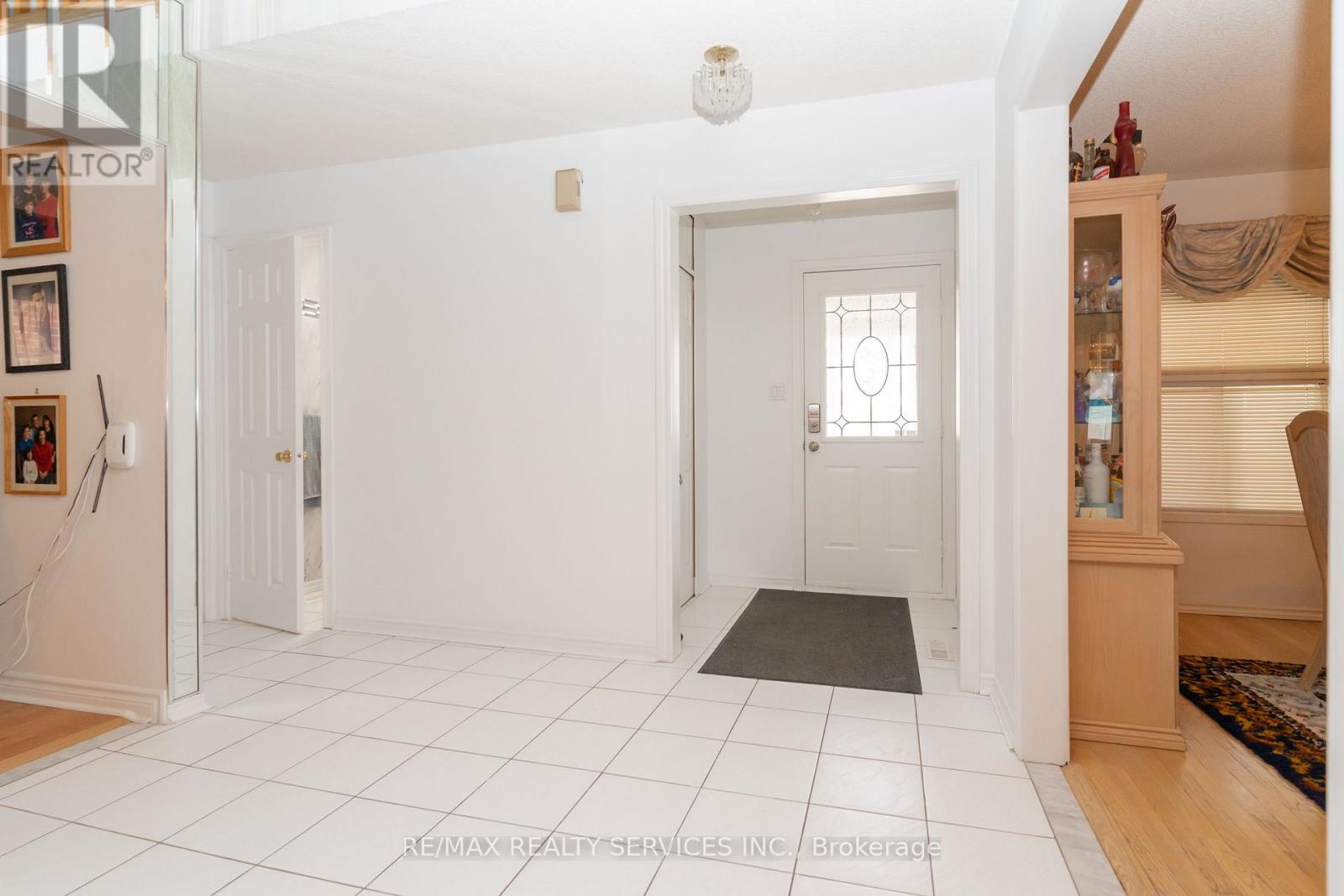 6 Ruth Avenue, Brampton, Ontario  L6Z 3X4 - Photo 7 - W12266964