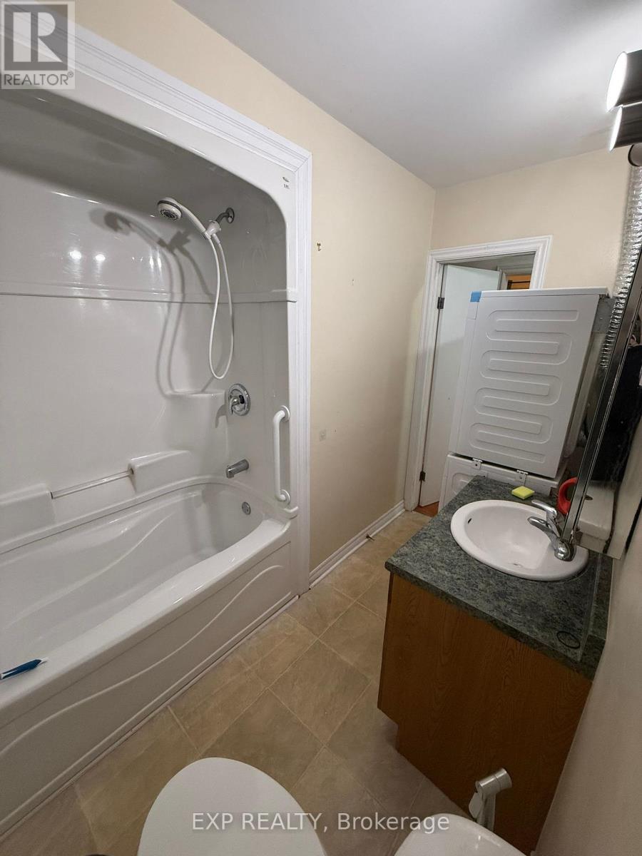 Upper - 611 Geneva Street, St. Catharines, Ontario  L2N 2J3 - Photo 14 - X12611856