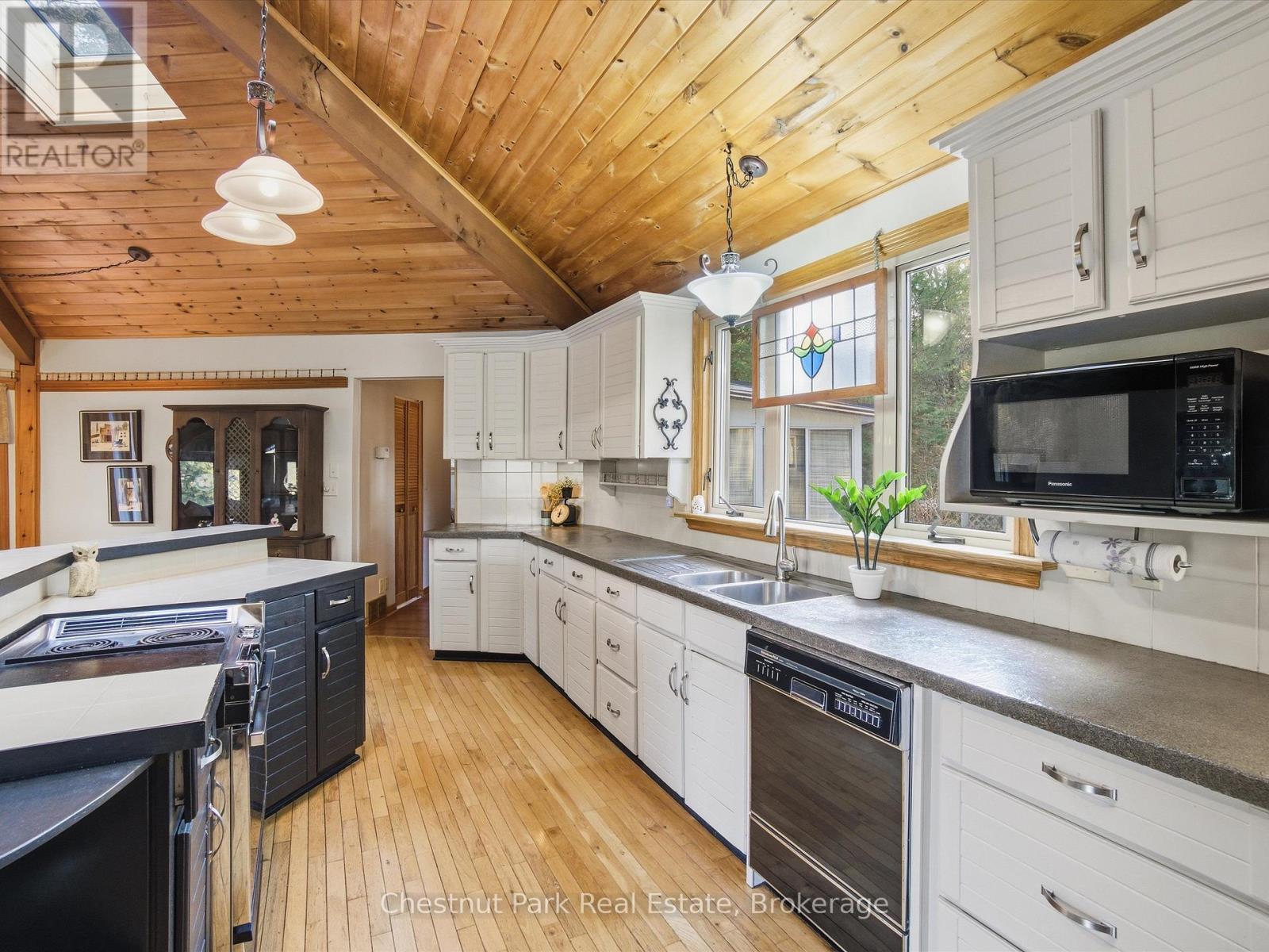 1077 Fairy Falls Road, Lake Of Bays, Ontario  P0B 1A0 - Photo 21 - X12570792