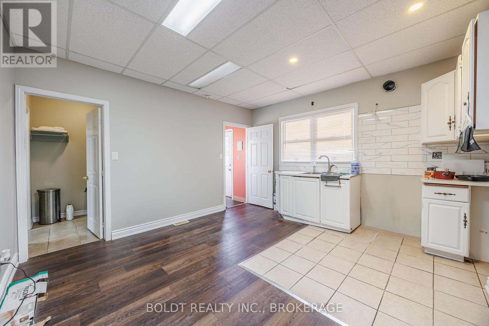 132 Welland Avenue, St. Catharines (Downtown), Ontario  L2R 2N6 - Photo 4 - X12614842