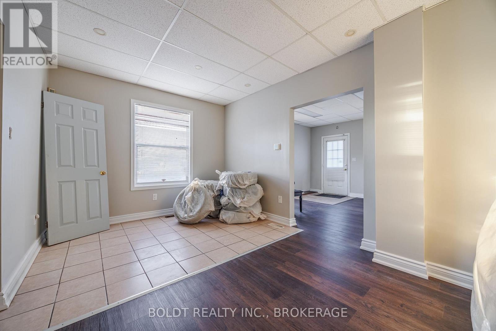 132 Welland Avenue, St. Catharines (Downtown), Ontario  L2R 2N6 - Photo 7 - X12614842