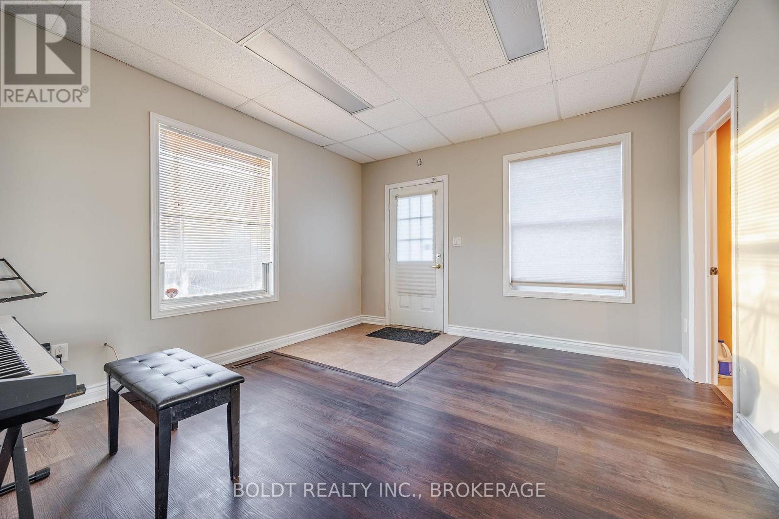 132 Welland Avenue, St. Catharines (Downtown), Ontario  L2R 2N6 - Photo 9 - X12614842