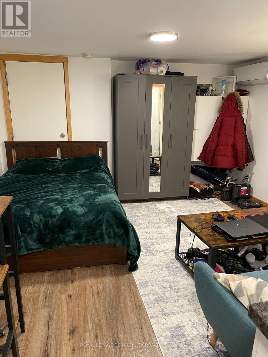 Lower - 69 Hillcrest Drive, Toronto, Ontario  M6G 2E5 - Photo 7 - C12614540